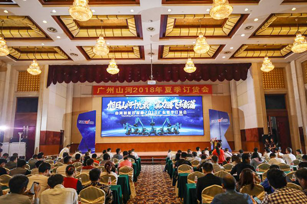 紅四月，山河智能挖掘機促銷會節(jié)節(jié)攀升