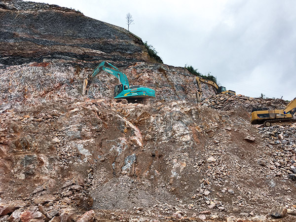 看石場(chǎng)風(fēng)云如何演繹？山河智能礦山戰(zhàn)神SWE470E大型挖掘機(jī)一錘定音！