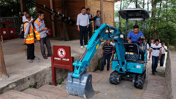 十萬人圍觀！這臺挖掘機開上了高空玻璃橋