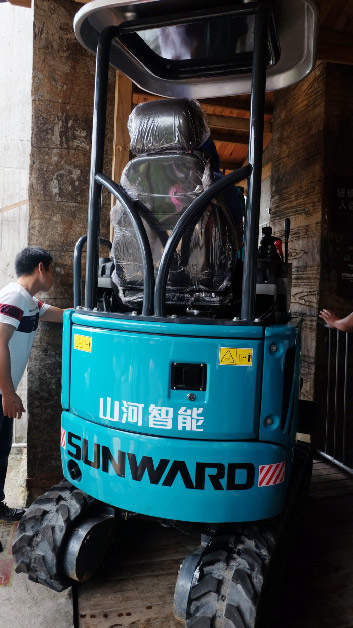 十萬人圍觀！這臺挖掘機開上了高空玻璃橋