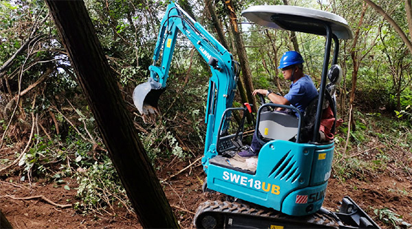 十萬人圍觀！這臺挖掘機開上了高空玻璃橋