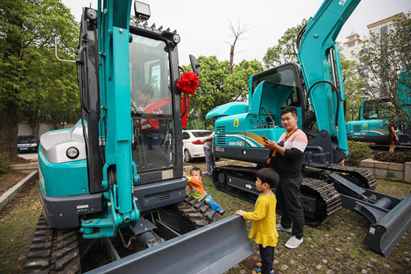 紅四月，山河智能挖掘機促銷會節(jié)節(jié)攀升