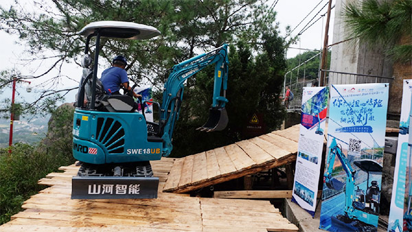 十萬人圍觀！這臺挖掘機開上了高空玻璃橋