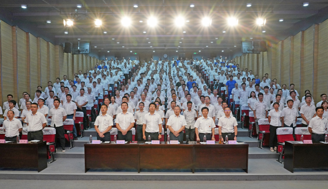 致敬研發(fā) | 山河智能舉辦職稱(chēng)評(píng)定工作總結(jié)暨職稱(chēng)證書(shū)頒發(fā)儀式