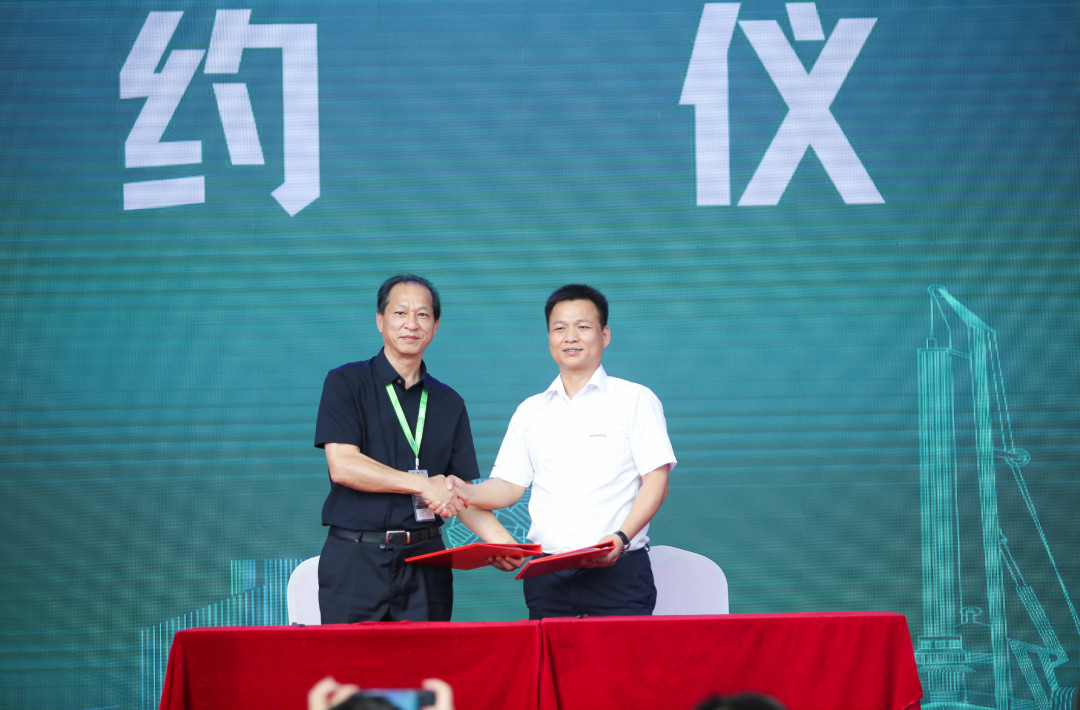 山河智能全國(guó)客戶交流會(huì)在深基礎(chǔ)工程發(fā)展論壇會(huì)場(chǎng)舉辦