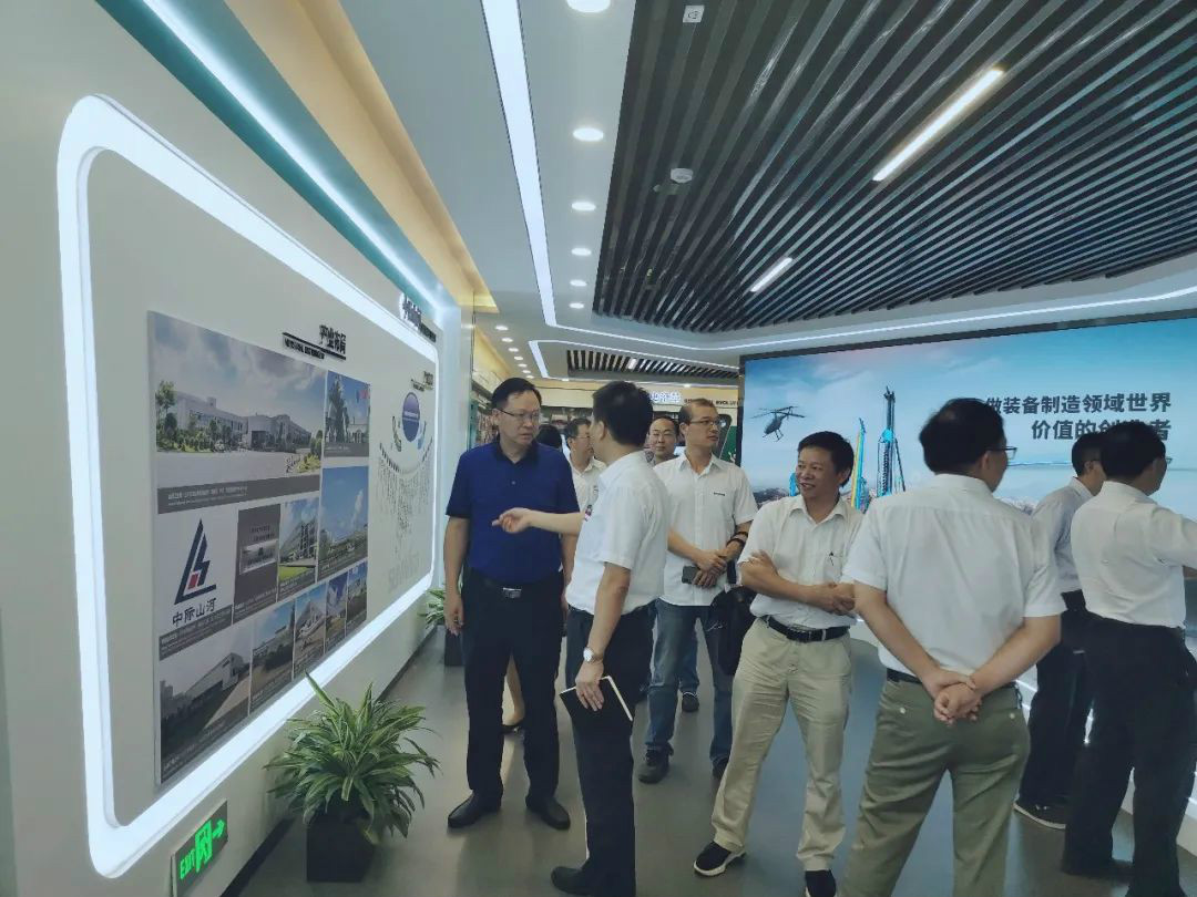 中南大學(xué)機(jī)電工程學(xué)院肖來(lái)榮書(shū)記到訪山河智能