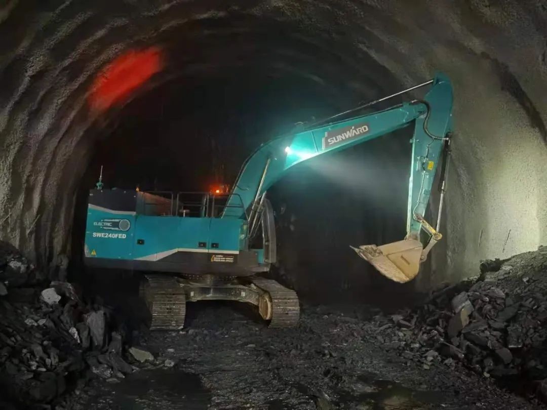 全國首臺(tái)純電動(dòng)智能挖掘機(jī)挑戰(zhàn)青藏高原