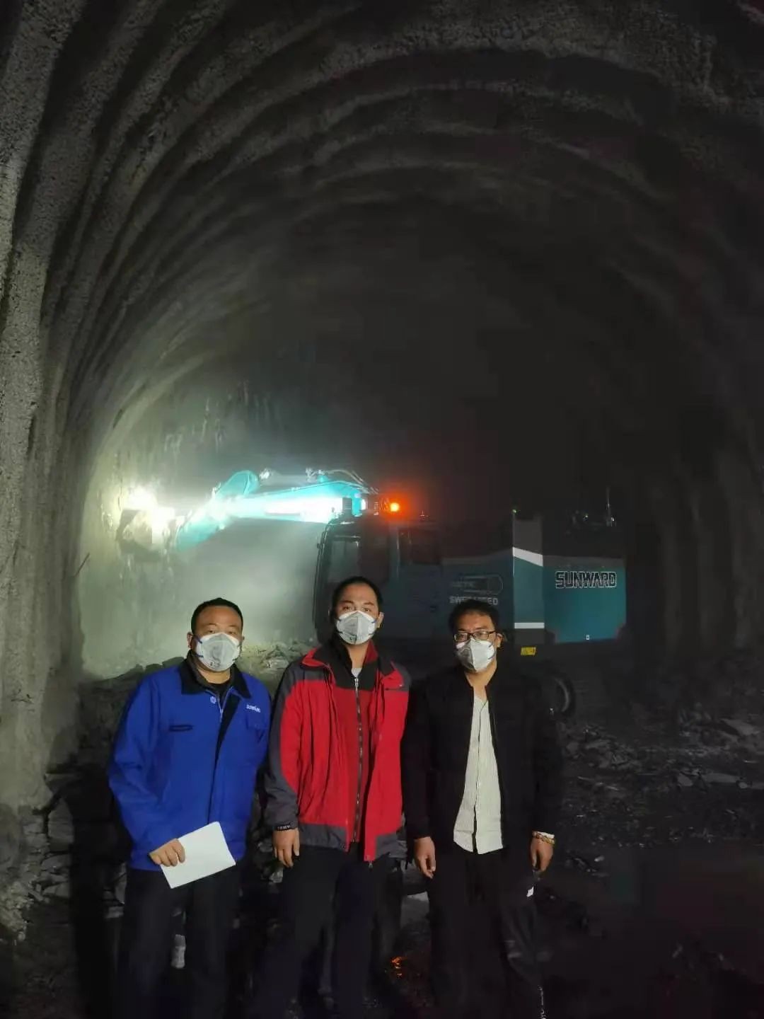 全國首臺(tái)純電動(dòng)智能挖掘機(jī)挑戰(zhàn)青藏高原