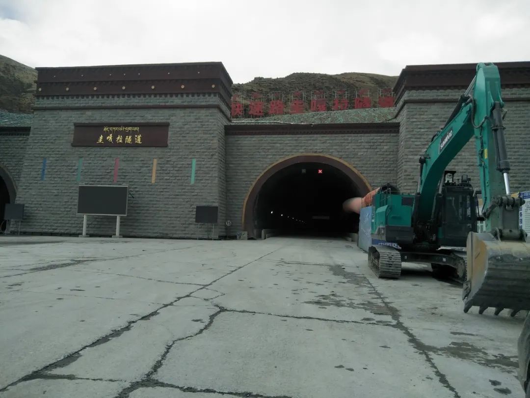 全國首臺(tái)純電動(dòng)智能挖掘機(jī)挑戰(zhàn)青藏高原