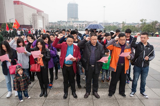 愛崗敬業(yè)，踐行雷鋒精神