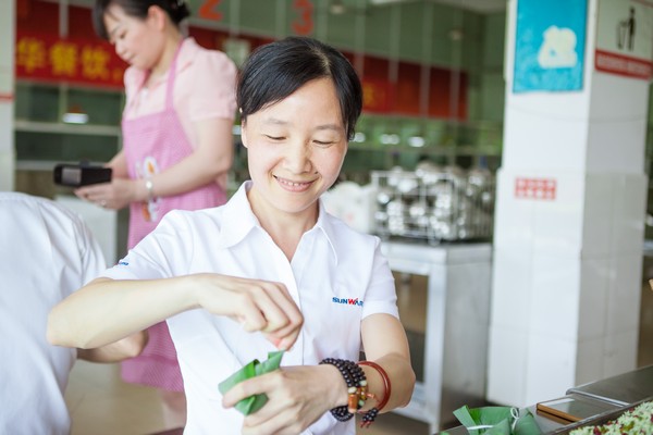 弘揚傳統(tǒng)文化，共享濃情端午——記第三屆“愛國心·山河情”包粽子比賽