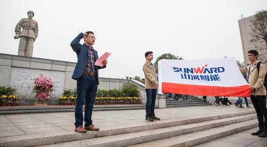 愛崗敬業(yè)，踐行雷鋒精神