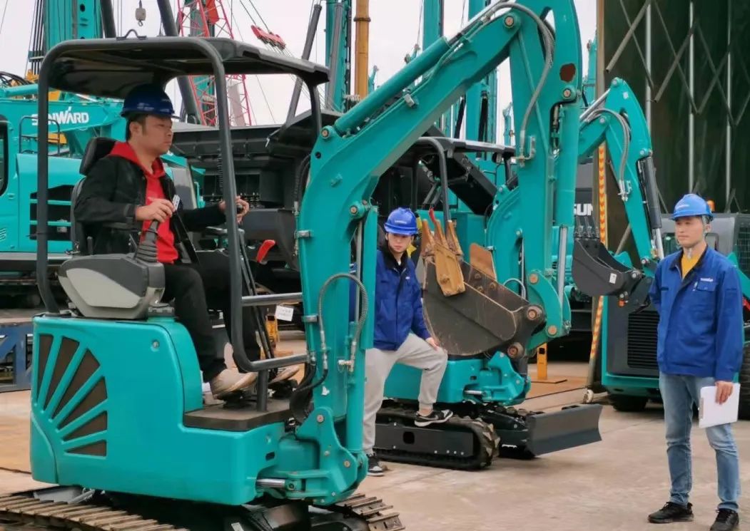 一起來“找茬”！10位“超級體驗官”試駕山河智能最新“F系列”挖掘機