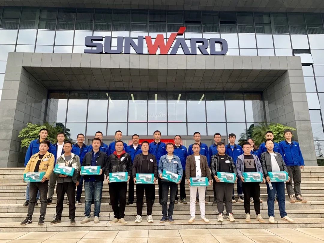 一起來“找茬”！10位“超級體驗官”試駕山河智能最新“F系列”挖掘機