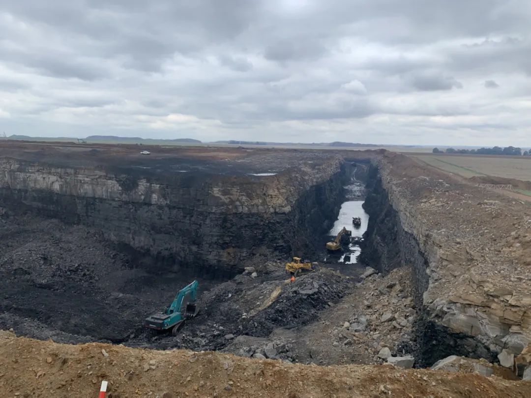 挑戰(zhàn)礦山難題！山河智能95噸級礦用挖掘機成功進入非洲市場