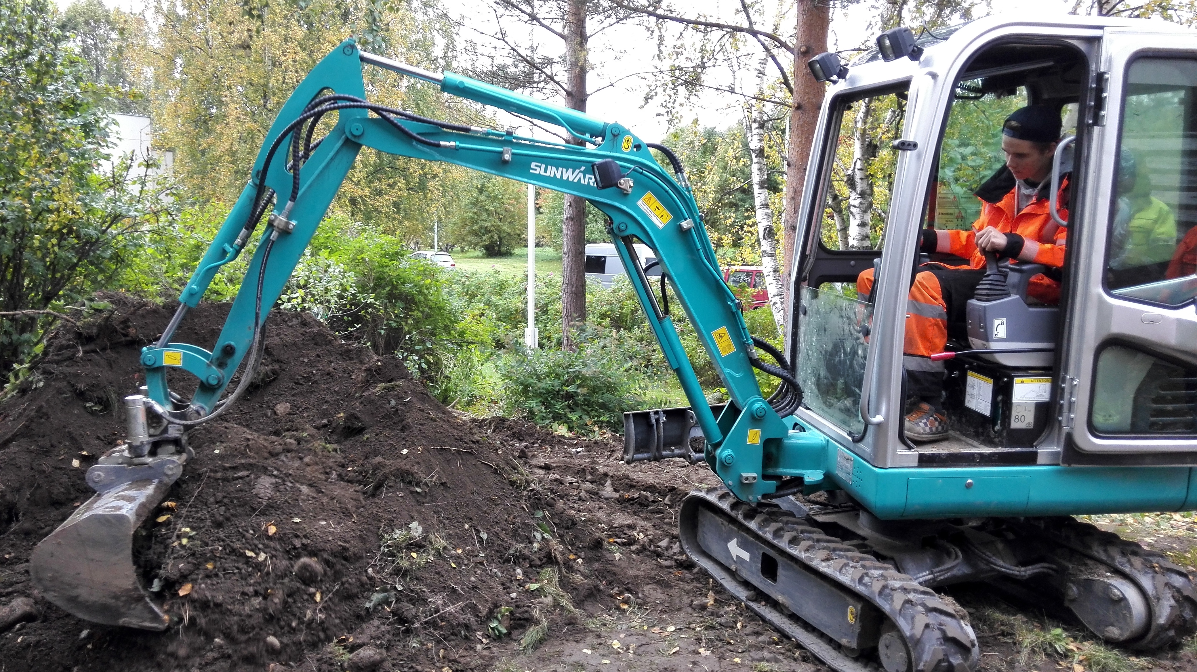 國產(chǎn)小型挖掘機(jī)價(jià)格多少錢一臺？