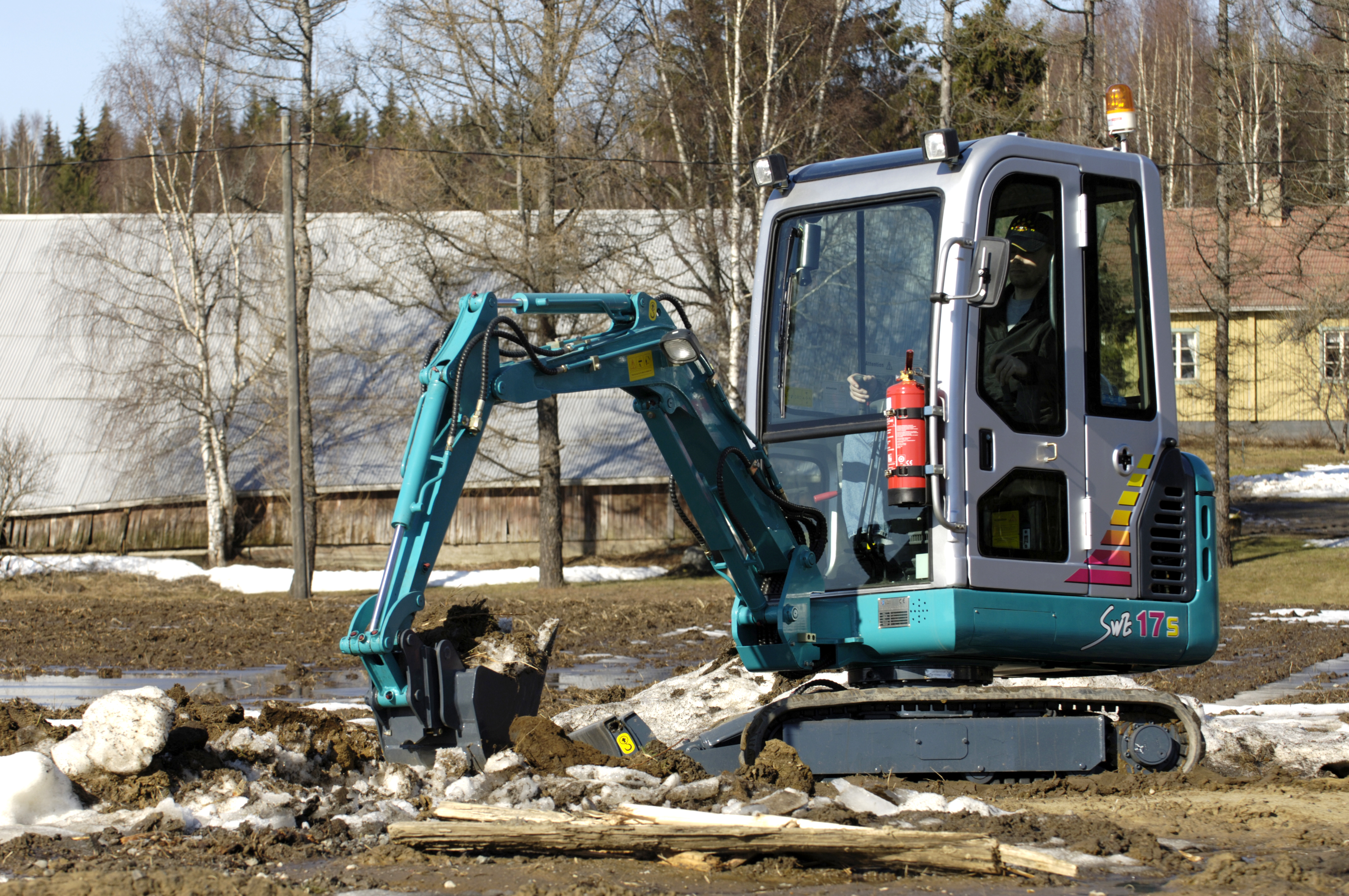 國產(chǎn)小挖掘機價格是多少？