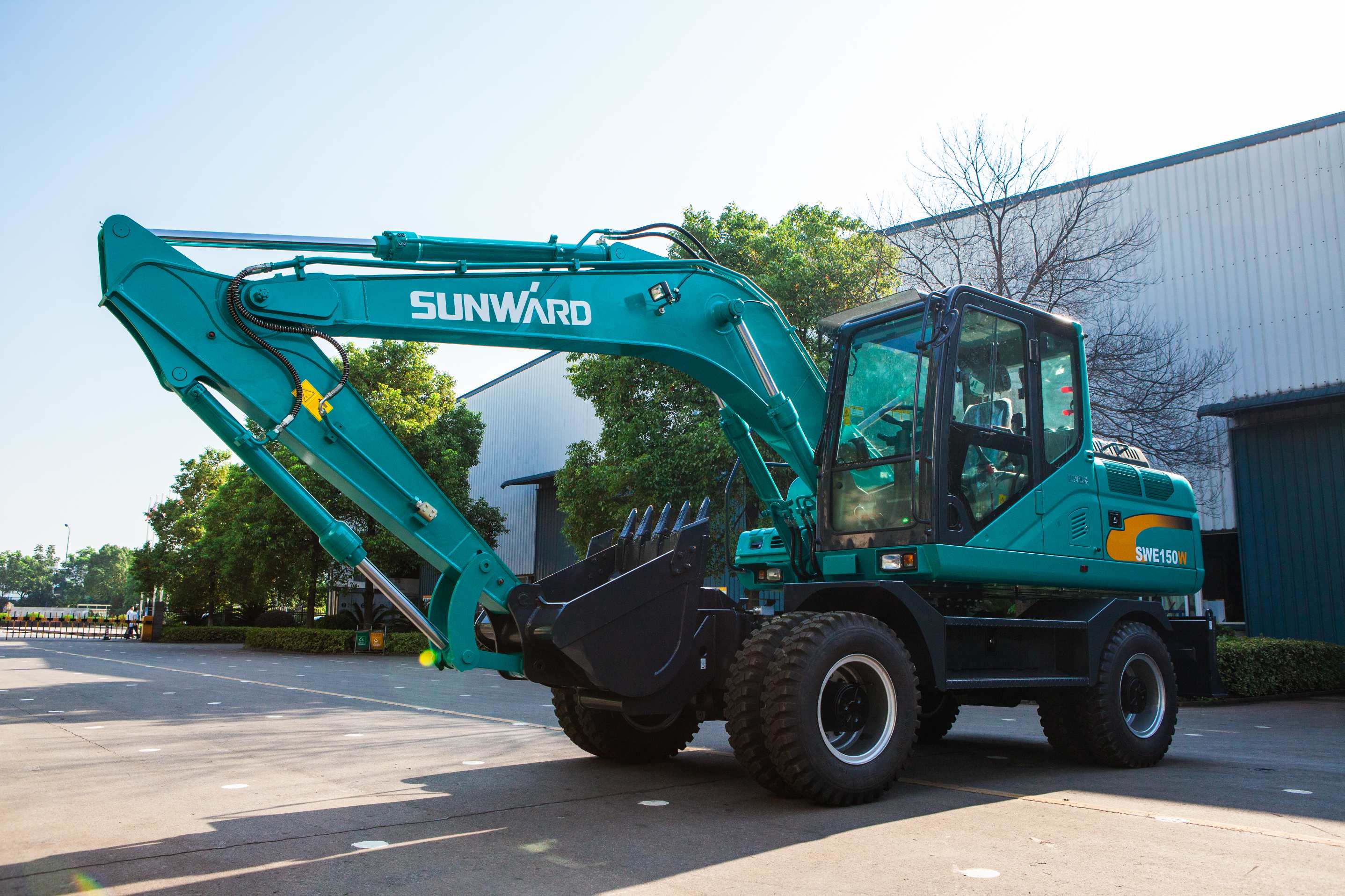 輪胎式挖掘機(jī)和履帶式挖掘機(jī)，你更看好哪個(gè)？