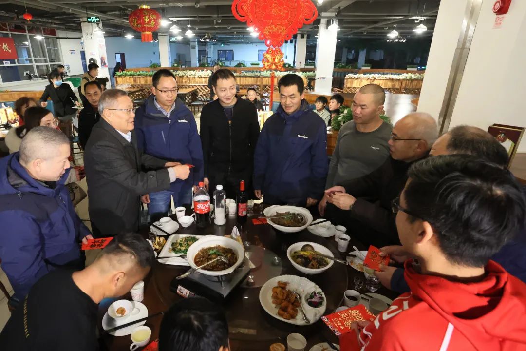 山河智能董事長何清華與留廠員工一起過大年！