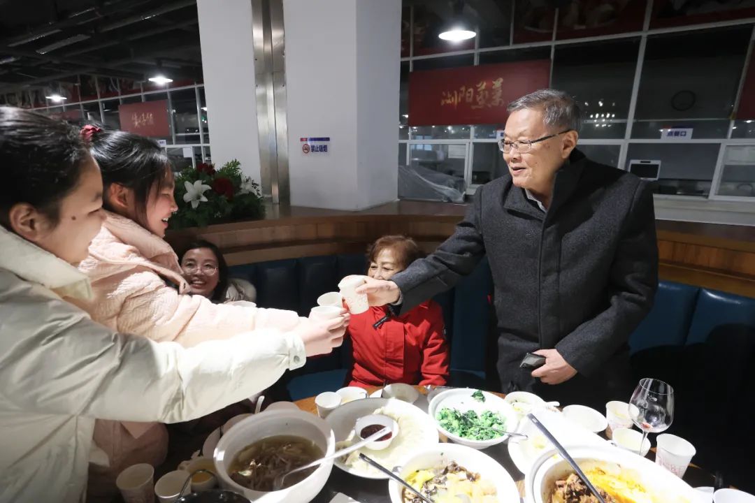 山河智能董事長何清華與留廠員工一起過大年！