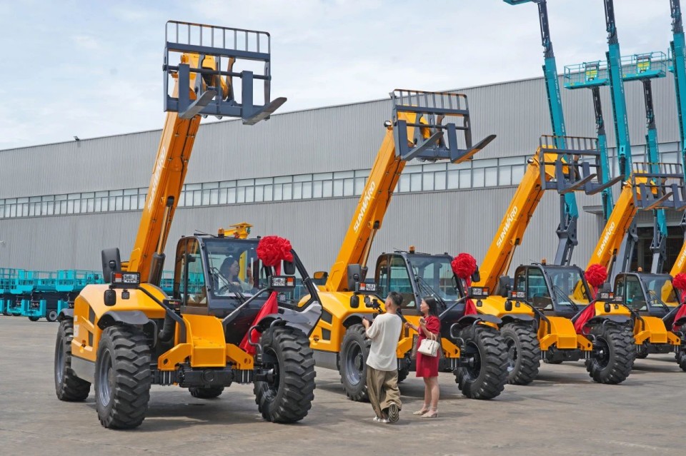 山河智能伸縮臂叉裝車批量交付，即將奔赴新一線