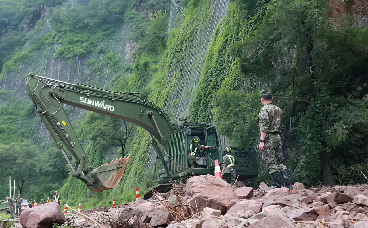 關注！山河智能應急救援裝備助力武警沖鋒北京暴雨搶險救災一線！