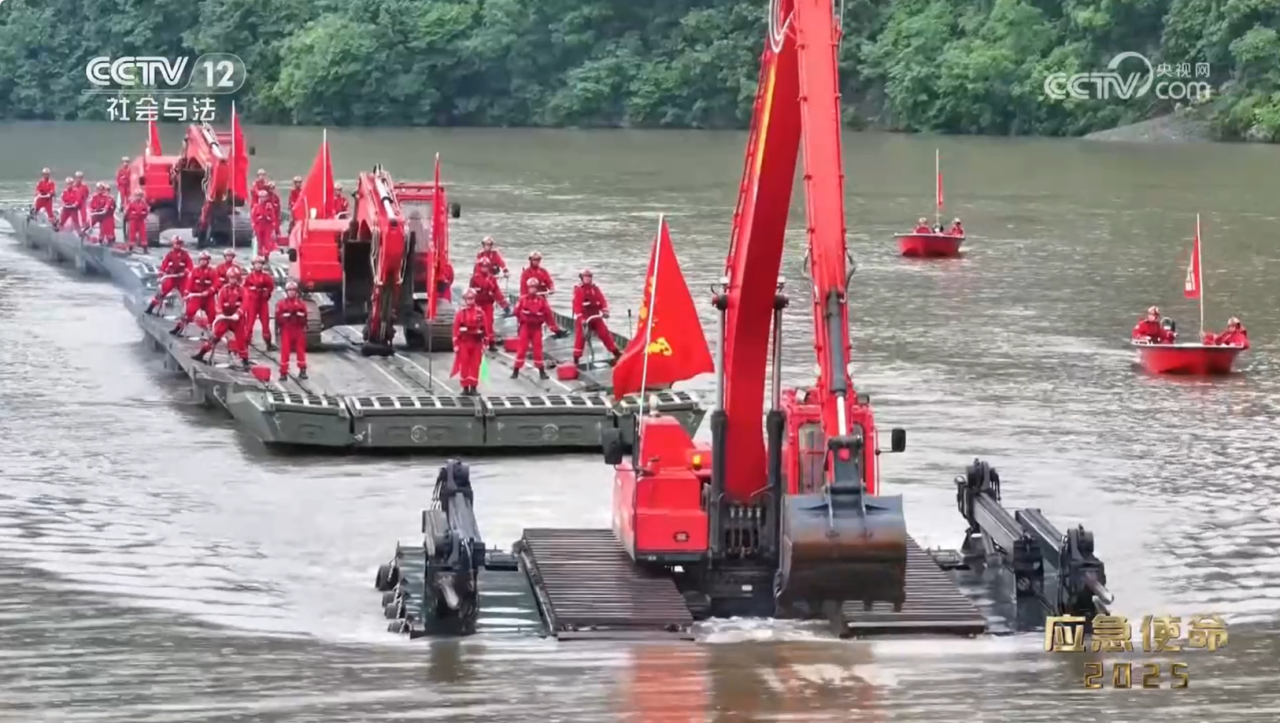 外交部發(fā)言人向世界分享中國(guó)最新兩棲挖掘機(jī)