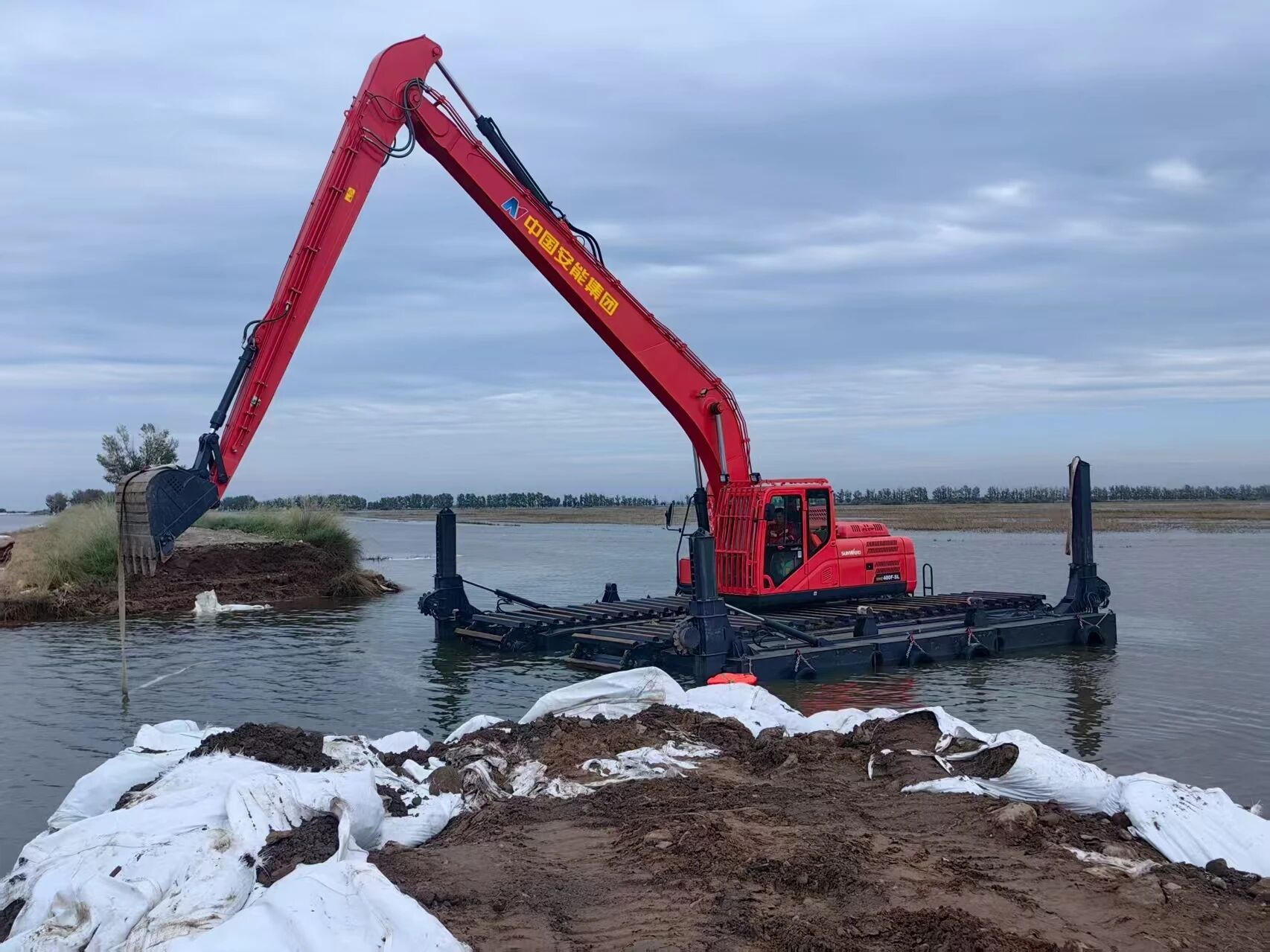 外交部發(fā)言人向世界分享中國(guó)最新兩棲挖掘機(jī)