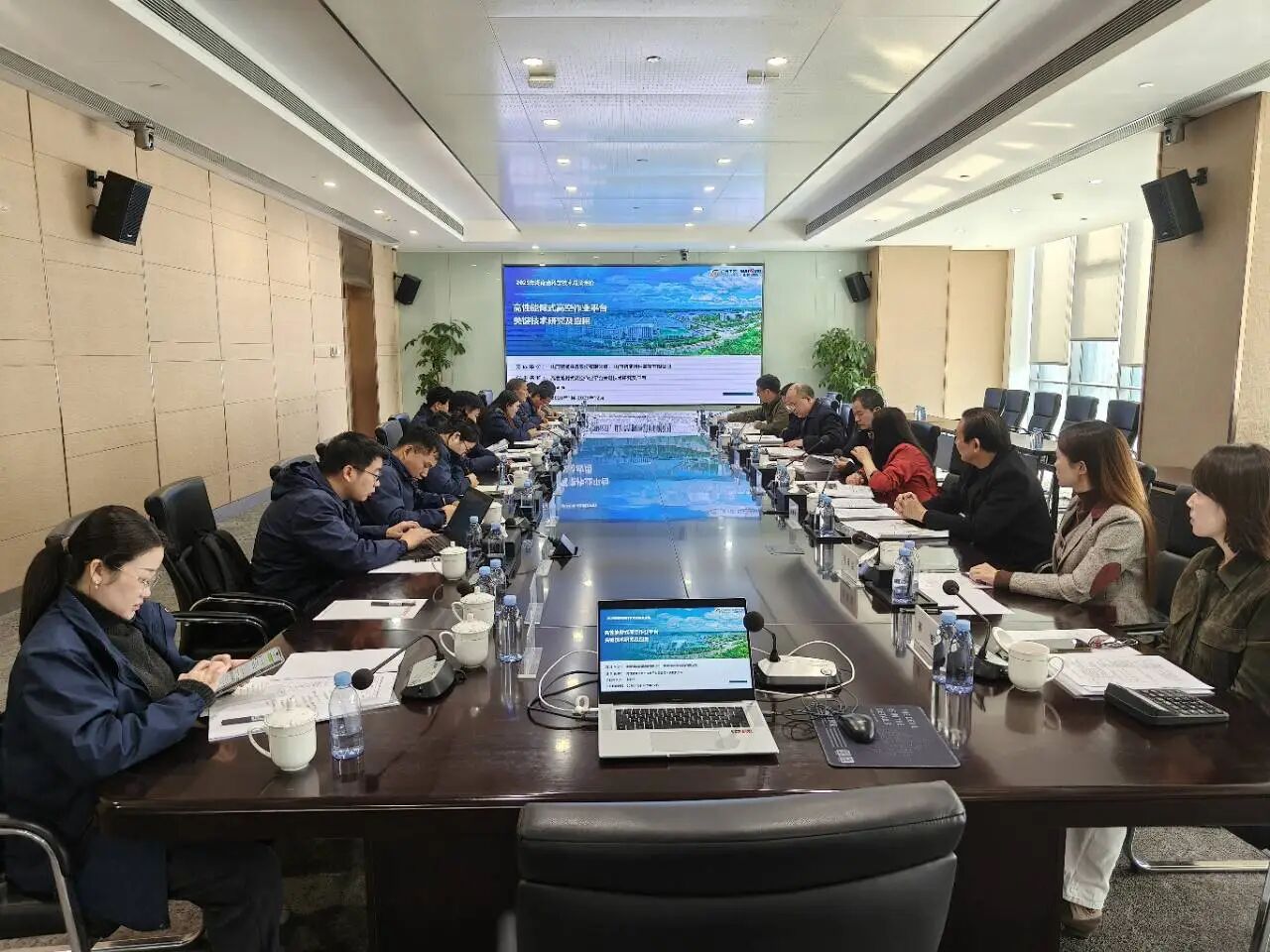 技術(shù)創(chuàng)新，引領(lǐng)行業(yè)！山河智能高性能臂式高空作業(yè)平臺項(xiàng)目通過科技成果評價(jià)