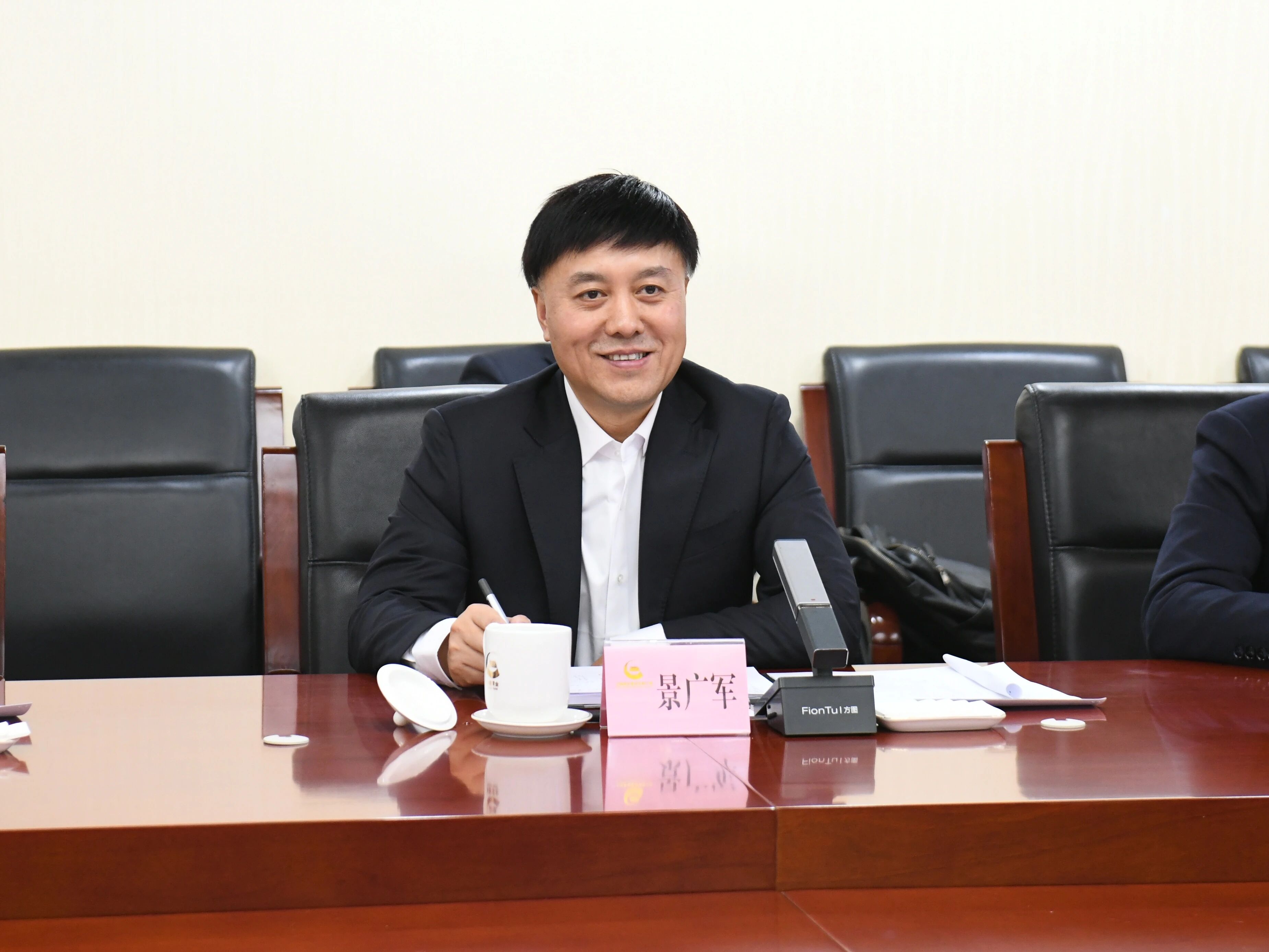 廣州工控集團(tuán)董事長景廣軍率山河智能團(tuán)隊(duì)到中國黃金集團(tuán)拜訪交流