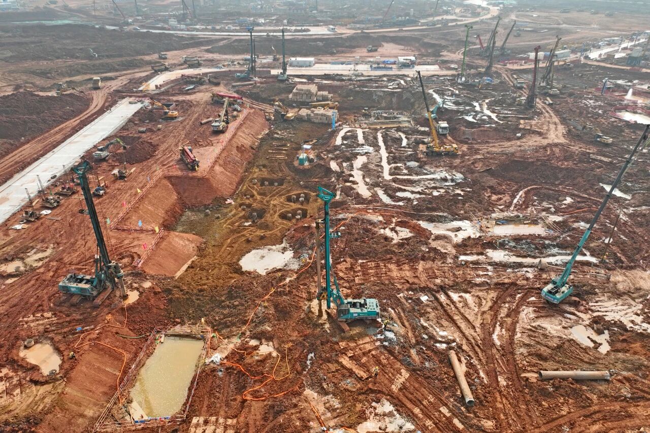 刷新“進(jìn)度條”、構(gòu)筑新地標(biāo)！山河智能旋挖集群助力長沙奧體中心建設(shè)