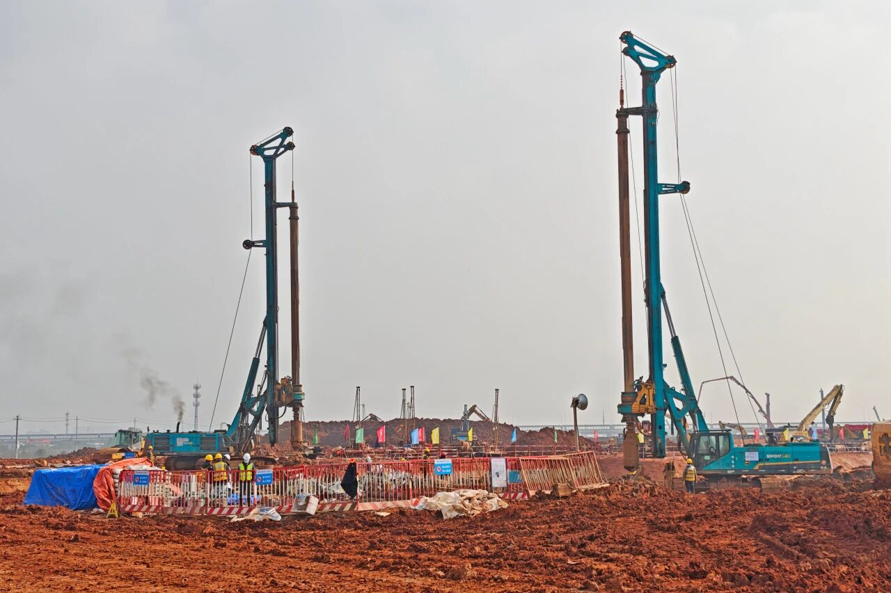 刷新“進(jìn)度條”、構(gòu)筑新地標(biāo)！山河智能旋挖集群助力長沙奧體中心建設(shè)