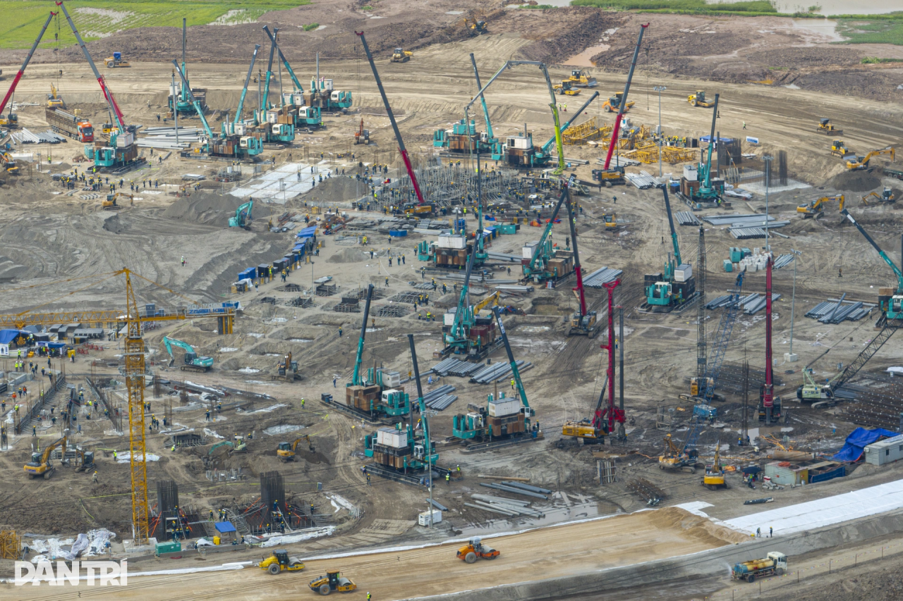 山河智能液壓靜力壓樁機集群作業(yè)，為越南最大體育場筑牢根基